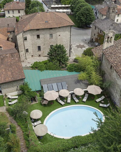 Villa Senio: Casa, Mueble Para Exteriores, Asentamientos Humanos, Paraguas, Patio, Inmuebles, Hacienda, Yarda, Piscina, Paisajismo