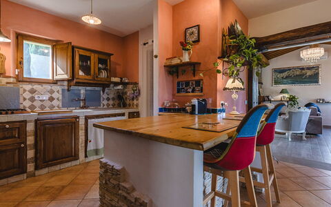 Villa dei Fiori: Mueble, Diseño De Interiores, Piso, Cocina, Mostrador, Madera, Suelo, Gabinetes, Techo, Habitación