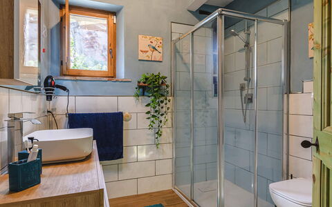 Villa dei Fiori: Piso, Diseño De Interiores, Suelo, Arreglo De Tubería, Baño, Encendiendo, Habitación, Mueble, Casa, Plomería