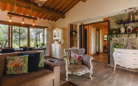 Villa dei Fiori: Mueble, Diseño De Interiores, Pared, Piso, Madera, Techo, Suelo, Habitación, Sofá, Sala