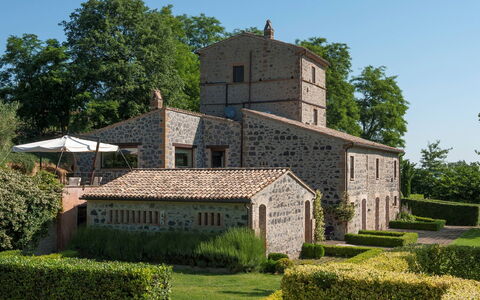 Villa Collombroso: Arbusto, Jardín, Inmuebles, Cabaña, Césped, Paisajismo, Casa De Campo, Yarda, Cobertura, Villa