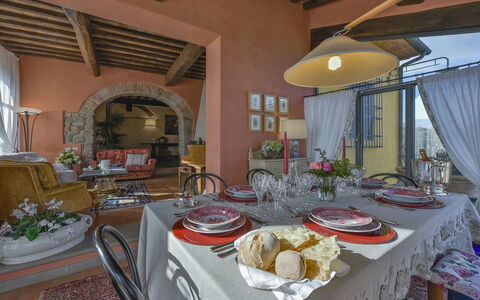 Villa delle Rose: Mueble, Diseño De Interiores, Pared, Silla, Mesa, Comedor, Cocina Y Comedor Mesa, Piso, Habitación, Encendiendo