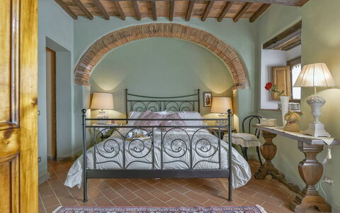 Villa delle Rose: Mueble, Diseño De Interiores, Cama, Habitación, Techo, Piso, Lecho, Habitación, Suelo, Marco De La Cama