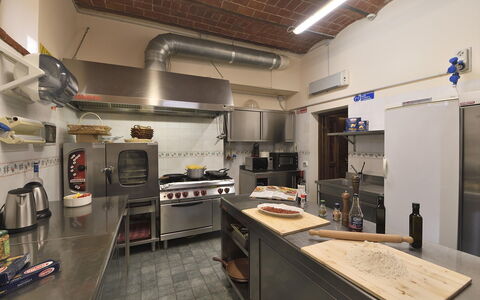 Villa Michelangelo: Cocina, Mostrador, Mueble, Aparato De Cocina, Electrodoméstico, Encendiendo, Diseño De Interiores, Piso, Techo, Estufa De Cocina