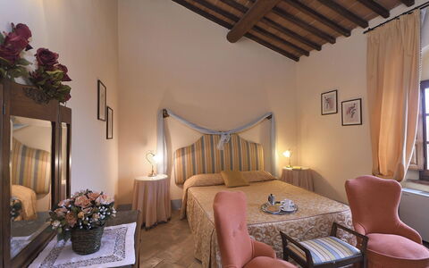 Villa Michelangelo: Mueble, Cama, Pared, Habitación, Diseño De Interiores, Textil, Linos, Lecho, Sábana, Habitación