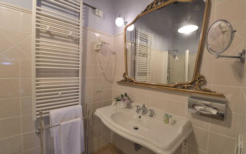 Villa Michelangelo: Diseño De Interiores, Piso, Habitación, Suelo, Mueble, Arreglo De Tubería, Techo, Grifo, Plomería, Baño