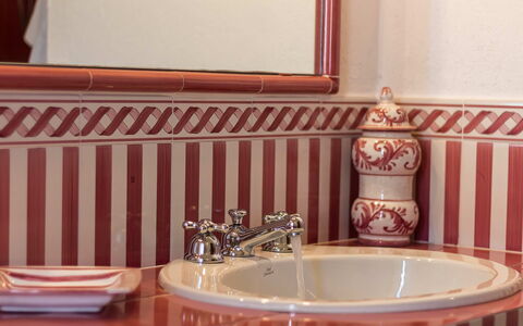 Villa Molinazzo 10: Diseño De Interiores, Lavabo Del Baño, Arreglo De Tubería, Grifo, Habitación, Plomería, Porcelana, Baño, Loseta, Lavabo