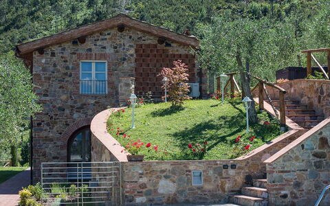 Il Podere: Pared, Arquitectura, Arbusto, Casa, Ladrillo, Casa, Cabaña, Puerta, Jardín, Inmuebles