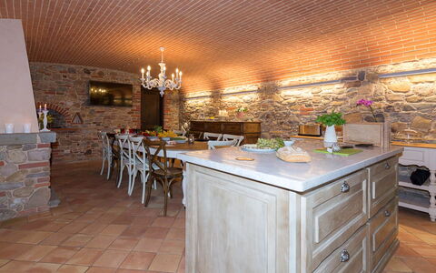 Il Podere: Mueble, Piso, Diseño De Interiores, Madera, Techo, Cocina, Suelo, Mostrador, Gabinetes, Encendiendo