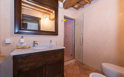 Il Podere: Arreglo De Tubería, Pared, Piso, Baño, Diseño De Interiores, Lavabo Del Baño, Madera, Suelo, Lavabo, Grifo