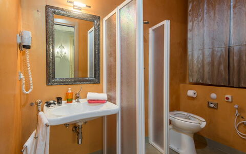 Villa Bastiano: Diseño De Interiores, Suelo, Piso, Habitación, Arreglo De Tubería, Techo, Plomería, Naranja, Linos, Lavabo