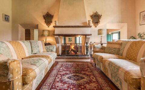 Villa Il Castagno: Mueble, Pared, Diseño De Interiores, Sofá, Piso, Sala, Suelo, Habitación, Encendiendo, Casa