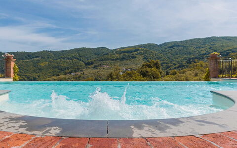 Villa Il Castagno: Accidentes Geográficos Montañosas, Colina, Piscina, Montaña, Cordillera, Cresta, Recurso, Eco Hotel, Fuente De Agua, Ciudad De Vacaciones