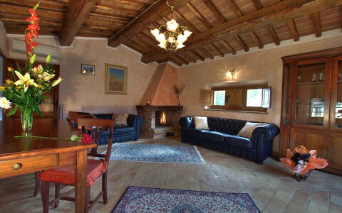 Villa Incanto: Mueble, Diseño De Interiores, Piso, Madera, Sofá, Techo, Habitación, Suelo, Sala, Mesa