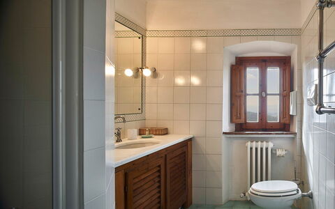 Villa Novellina: Lavabo Del Baño, Pared, Arreglo De Tubería, Piso, Lavabo, Baño, Diseño De Interiores, Suelo, Grifo, Mueble De Baño