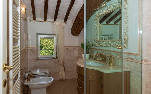 Villa Vorno: Pared, Arreglo De Tubería, Lavabo Del Baño, Diseño De Interiores, Baño, Lavabo, Piso, Grifo, Plomería, Suelo