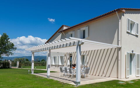 Villa Monsummano: Porche, Techo, Material Compuesto, Casa, Toldo, Sombra, Estructura Al Aire Libre, Pérgola, Mueble Para Exteriores, Patio