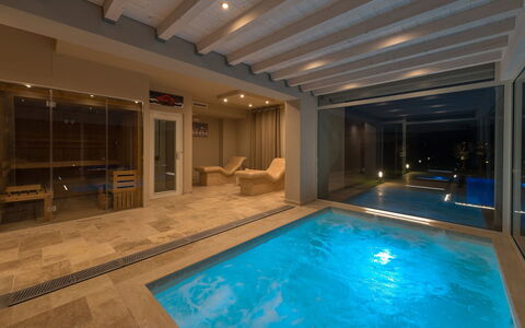 Villa Monsummano: Diseño De Interiores, Piscina, Piso, Encendiendo, Suelo, Recurso, Mueble, Bañera, Techo
