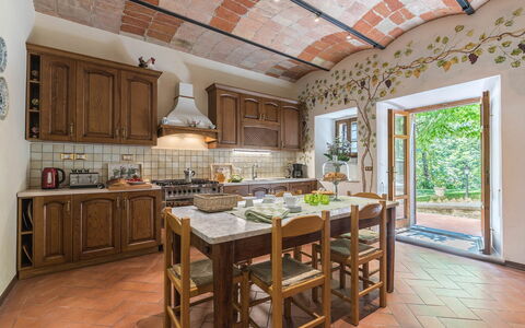 Villa Monterchi: Mueble, Diseño De Interiores, Piso, Madera, Techo, Suelo, Cocina, Mostrador, Comedor, Cocina Y Comedor Mesa