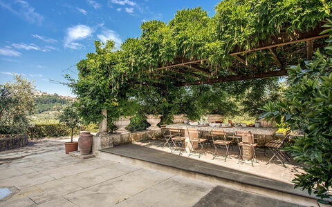 Villa la Brezza: Jardín, Maceta, Sombra, Losa, Estructura Al Aire Libre, Planta De Casa