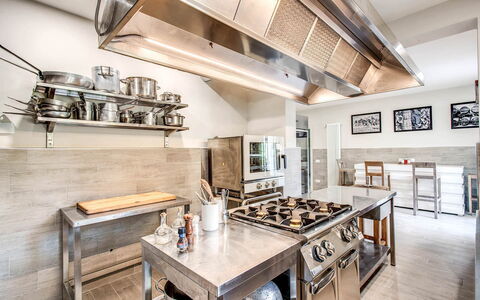 Villa la Brezza: Cocina, Aparato De Cocina, Mostrador, Diseño De Interiores, Piso, Electrodoméstico, Madera, Electrodoméstico, Techo, Mueble