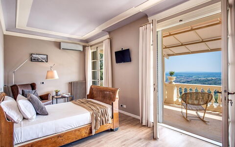 Villa la Brezza: Mueble, Diseño De Interiores, Madera, Habitación, Cama, Suelo, Piso, Departamento, Casa, Habitación