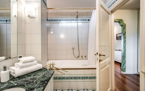 Villa la Brezza: Baño, Diseño De Interiores, Arreglo De Tubería, Piso, Suelo, Grifo, Plomería, Lavabo Del Baño, Bañera, Techo