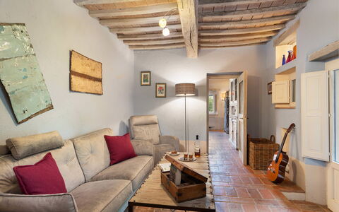 Villa la Foresta: Mueble, Pared, Diseño De Interiores, Piso, Sofá, Madera, Techo, Sala, Habitación, Suelo