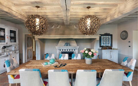 Villa la Foresta: Mueble, Diseño De Interiores, Mesa, Madera, Silla, Techo, Cocina Y Comedor Mesa, Comedor, Piso, Habitación