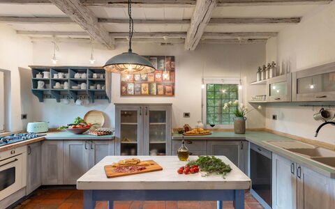 Villa la Foresta: Mueble, Cocina, Diseño De Interiores, Mostrador, Piso, Techo, Madera, Lámpara, Casa, Gabinetes