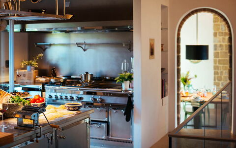 Villa Torre del Chianti: Cocina, Diseño De Interiores, Mostrador, Aparato De Cocina, Encendiendo, Mueble, Techo, Lámpara, Estufa De Cocina, Gabinetes