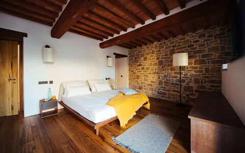 Villa Torre del Chianti: Pared, Diseño De Interiores, Piso, Mueble, Madera, Habitación, Suelo, Cama, Techo, Suelos De Madera
