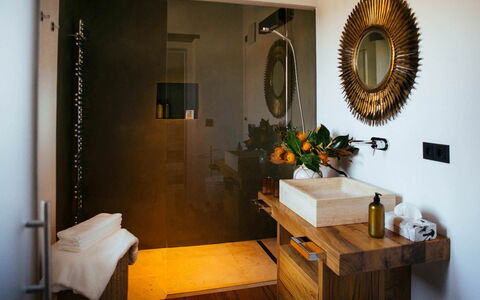 Villa Torre del Chianti: Diseño De Interiores, Lavabo Del Baño, Madera, Arreglo De Tubería, Baño, Piso, Encendiendo, Grifo, Suelo, Plomería