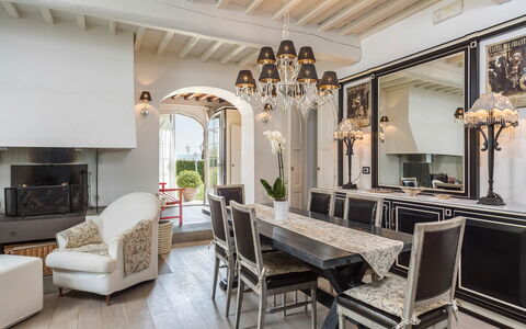 Villa Chianti: Mueble, Diseño De Interiores, Techo, Piso, Lámpara, Comedor, Encendiendo, Silla, Casa, Cocina Y Comedor Mesa