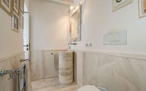 Villa Chianti: Piso, Arreglo De Tubería, Suelo, Diseño De Interiores, Grifo, Plomería, Loseta, Baño, Lavabo, Mármol