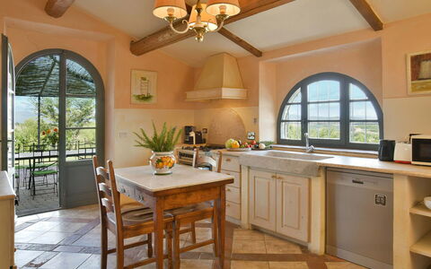 Villa Ghirlanda: Mueble, Diseño De Interiores, Piso, Cocina, Madera, Techo, Silla, Mostrador, Suelo, Gabinetes