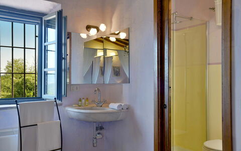 Villa Ghirlanda: Pared, Diseño De Interiores, Lavabo Del Baño, Arreglo De Tubería, Lámpara, Techo, Encendiendo, Casa, Baño, Lavabo