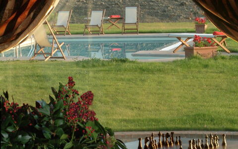 Villa Montichiello: Sombra, Césped, Jardín, Cortina, Yarda, Eco Hotel, Diseño, Patio Interior, Silla, Planta De Casa