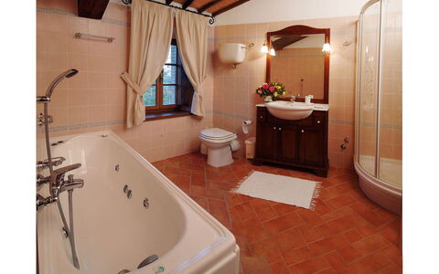 Villa Montichiello: Baño, Diseño De Interiores, Arreglo De Tubería, Piso, Suelo, Mueble, Bañera, Grifo, Plomería, Lavabo