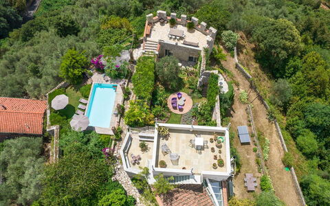 La Rocca di Monteggiori: Vegetación, Paisaje, Arbusto, Planta De La Comunidad, Área Rural, Jardín, Cobertura Del Suelo, Vista Panorámica, Inmuebles, Paisajismo