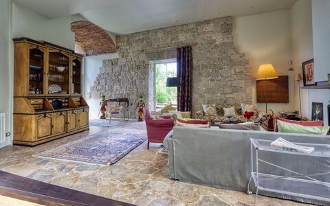 La Rocca di Monteggiori: Mueble, Pared, Piso, Diseño De Interiores, Suelo, Techo, Sofá, Sala, Habitación, Silla