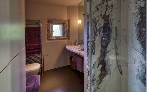 La Rocca di Monteggiori: Piso, Diseño De Interiores, Suelo, Arreglo De Tubería, Encendiendo, Techo, Habitación, Baño, Plomería, Grifo