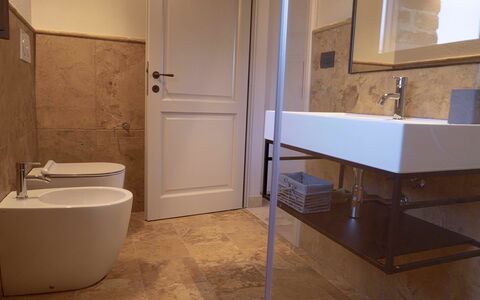 Villa Ripa: Piso, Suelo, Baño, Pared, Arreglo De Tubería, Diseño De Interiores, Lavabo Del Baño, Plomería, Lavabo, Grifo