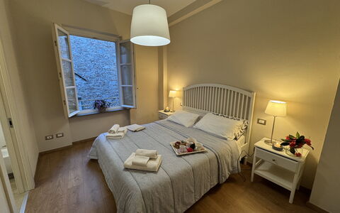 Casa Anna 13: Habitación, Mueble, Cama, Sábana, Suelo, Lecho, Marco De La Cama, Techo, Diseño De Interiores, Habitación