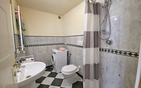 Appartamento Botrici: Asiento Del Baño, Baño, Arreglo De Tubería, Piso, Baño, Suelo, Diseño De Interiores, Plomería, Lavabo, Loseta