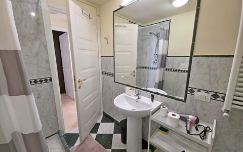 Appartamento Botrici: Piso, Suelo, Diseño De Interiores, Habitación, Arreglo De Tubería, Plomería, Baño, Loseta, Departamento