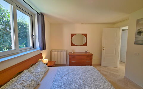 Appartamento Botrici: Cama, Mueble, Diseño De Interiores, Habitación, Madera, Piso, Suelo, Techo, Habitación, Sábana