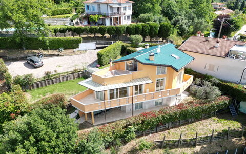 Appartamento Botrici: Edificio, Barrio Residencial, Casa, Casa, Techo, Arbusto, Asentamientos Humanos, Cabaña, Inmuebles, Balcón