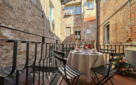 Casa Elena 13: Maceta, Ladrillo, Planta De Casa, Balcón, Silla, Enladrillado, Pretil, Mesa Al Aire Libre, Balaustre, Mueble Para Exteriores