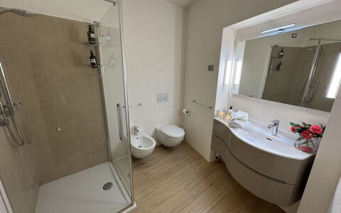 Casa Elena 13: Piso, Arreglo De Tubería, Baño, Suelo, Diseño De Interiores, Lavabo Del Baño, Lavabo, Plomería, Grifo, Habitación